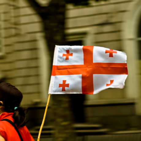 Det georgiske flagget i Tbilsi, Georgia.