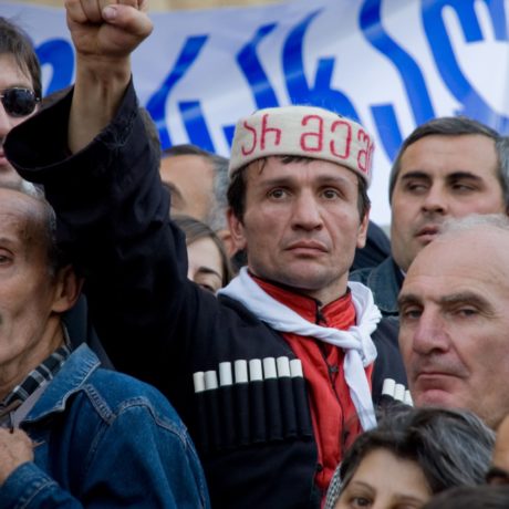 Opposisjonsdemonstrasjon i Tbilisi i Georgia i 2007. På luen står det "jeg er ikke redd".