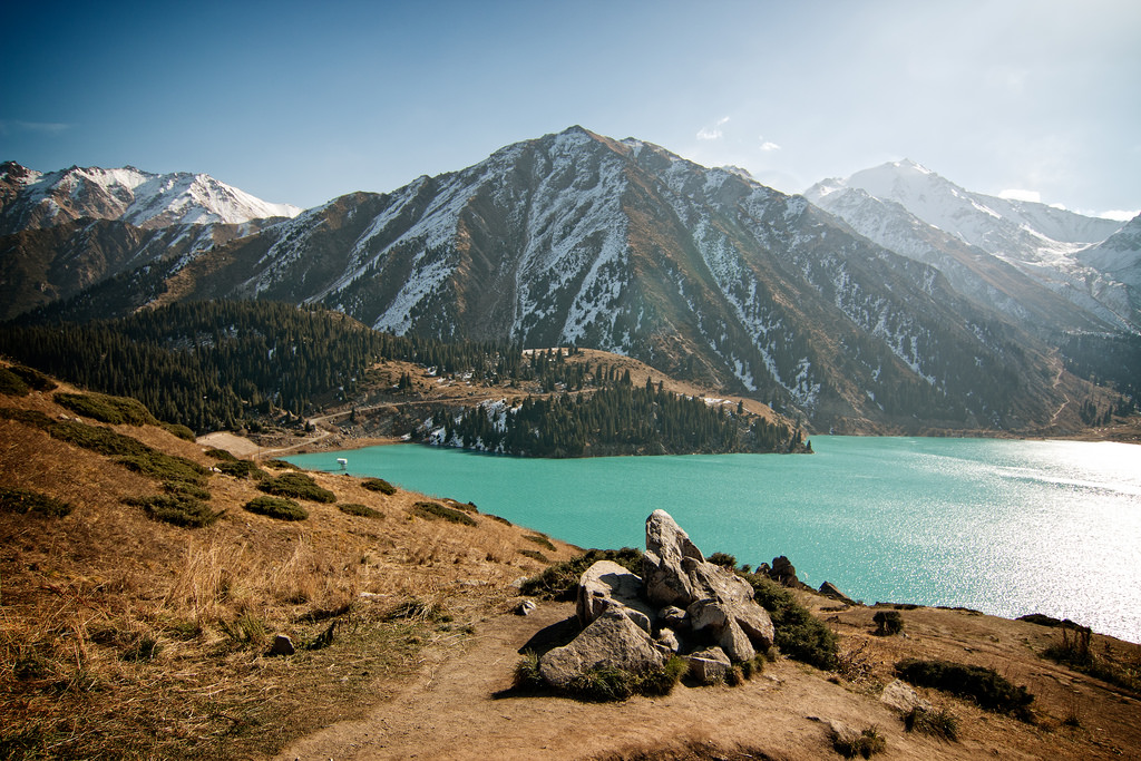 Innsjøen "Big Almaty Lake" ligger i nærhet til byen Almaty, Kasakhstan.