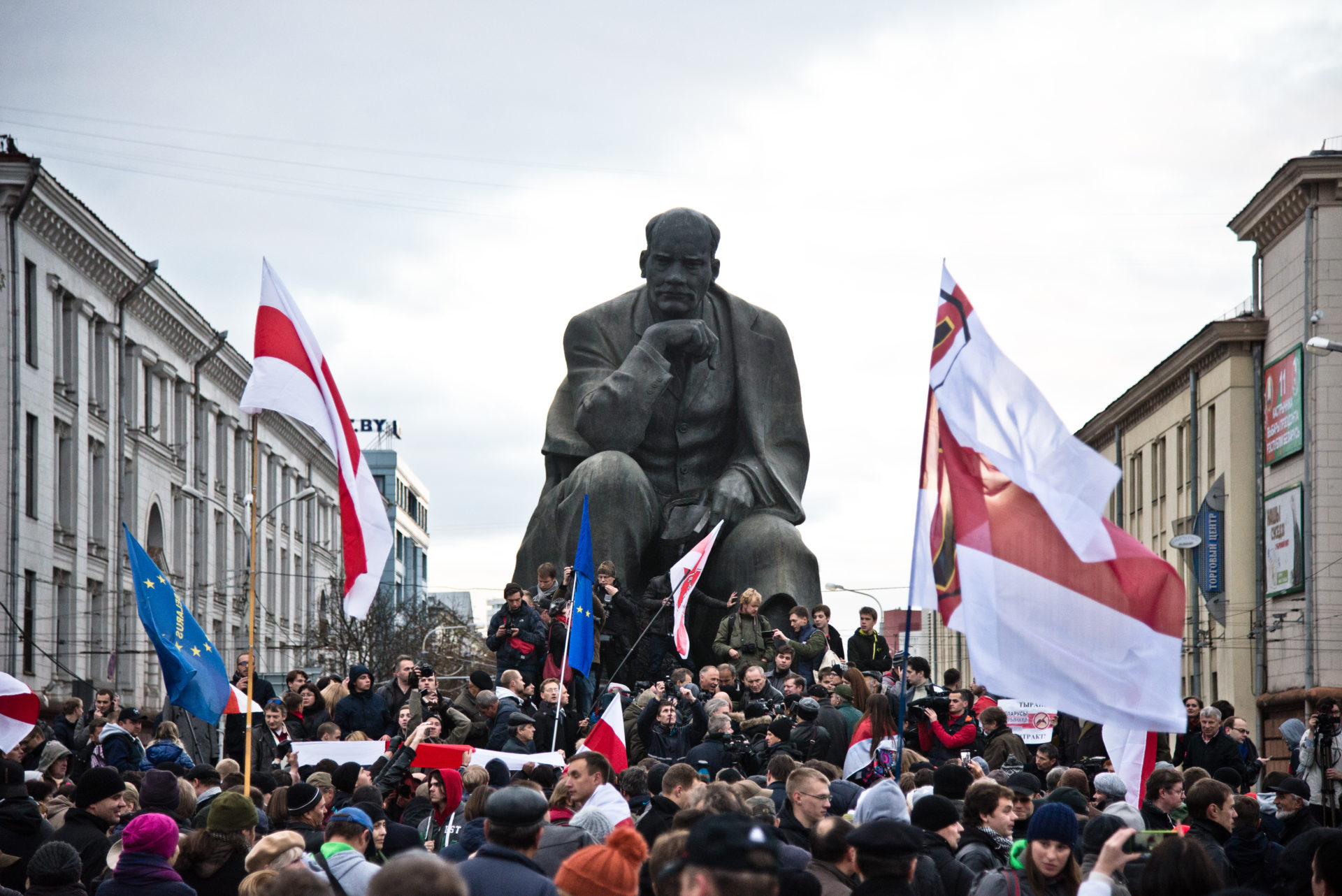 Opposition demonstrations in Minsk in 2015. Around 1500 participated in protests against the elections and the president. Here is the former Belarusian flag used.